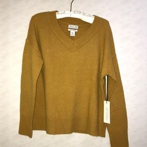 100% Cashmere Beautiful gold NWT Rachel Zoe. M